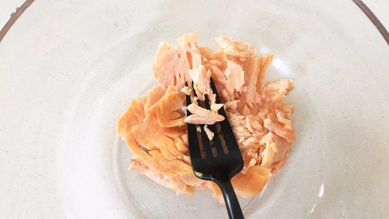 三文鱼饭团—给宝宝补充DHA的能量小饭团,把蒸好的三文鱼用叉子捣碎。