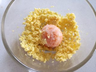 三文鱼饭团—给宝宝补充DHA的能量小饭团,将三文鱼饭团表面粘上蛋黄碎、胡萝卜碎和肉松，也可以让宝宝自己蘸取。