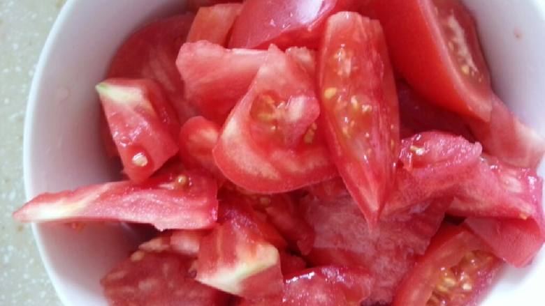 西红柿浓汤,把西红柿切丁，炒锅放油炒成浆后放水烧开。