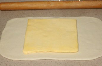 杏仁酥条,把黄油薄片放在长方形面片中央