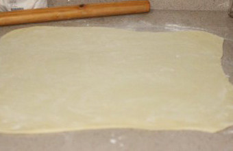 杏仁酥条,三轮四折完成后，将面片擀开成厚度约0.3CM的长方形，酥皮完成。