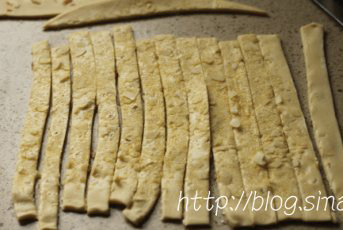 杏仁酥条,两面都沾上白砂糖和杏仁碎后，用刀分割成长条