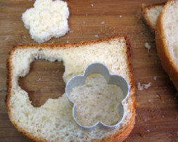 面包版奶酪苹果派,用饼干模在面包片上压出几片花样型面包