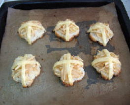 面包版奶酪苹果派,送入烤箱，180度，烤5-8分钟左右。面包底变焦黄色即可