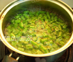 橄榄菜肉沫四季豆,锅里水煮开，放入四季豆，加少许盐或油，煮开2-3分钟，捞出冲冷水后，沥水备用