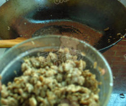 橄榄菜肉沫四季豆,将炒熟的肉馅盛出
