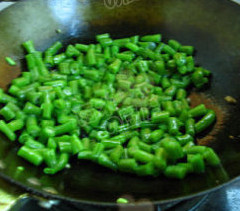 橄榄菜肉沫四季豆,用炒锅中剩余的油来炒四季豆
