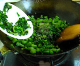 橄榄菜肉沫四季豆,加入橄榄菜，盐，蚝油调味