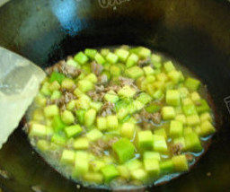南瓜肉粒炒饭,加入南瓜块，翻炒变软，加入少许水将南瓜炖8分熟
