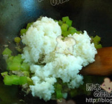 南瓜肉粒炒饭,锅中没有多少水份时，加入米饭，翻炒
