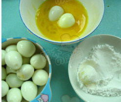 蛋芯徽州丸子,鹌鹑蛋先沾些鸡蛋液，再滚上干淀粉
