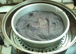 蒸锅版黑米蒸蛋糕,切拌好再与另一半蛋白切拌成黑米蛋糕糊，倒入模具，震动几下。