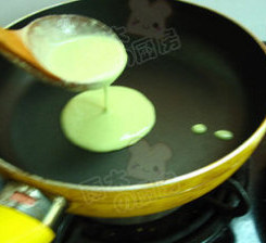 葱汁鸡蛋饼,不粘平底锅加热，抬高勺子，往下倒，面糊从中心向四周散开，形成圆形