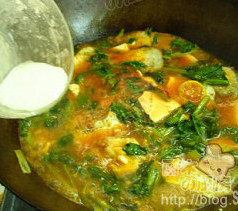 香辣白菜豆腐煲,加盖至沸腾，沟入少许湿淀粉
