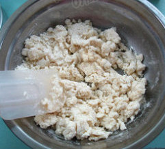 多彩豆腐糯米团子,在糯米粉中加入豆腐，用刮刀翻压，形成雪花状