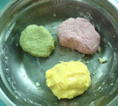 多彩豆腐糯米团子,同样的方法，加入不同的果珍，揉另两份面团。