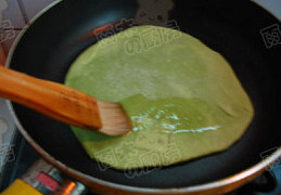 葱汁饼,平底锅加热，不用放油；将饼坯刷油那面朝下放入锅中