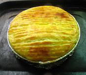 香烤土豆派,烤箱预热200度，中上层烤20-30分钟左右，表面金黄上色即可