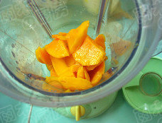 芒果冰淇淋,芒果去皮去核切小块，用搅拌机粉碎成酱状