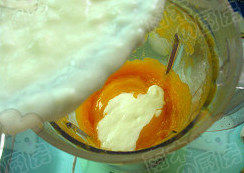芒果冰淇淋,晾凉的牛奶倒入搅拌机中与芒果酱一起打至完全混合