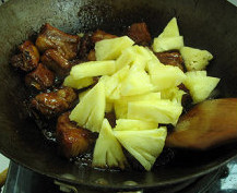 凤梨排骨船,剩少量汤汁时，加入菠萝片，翻炒出锅