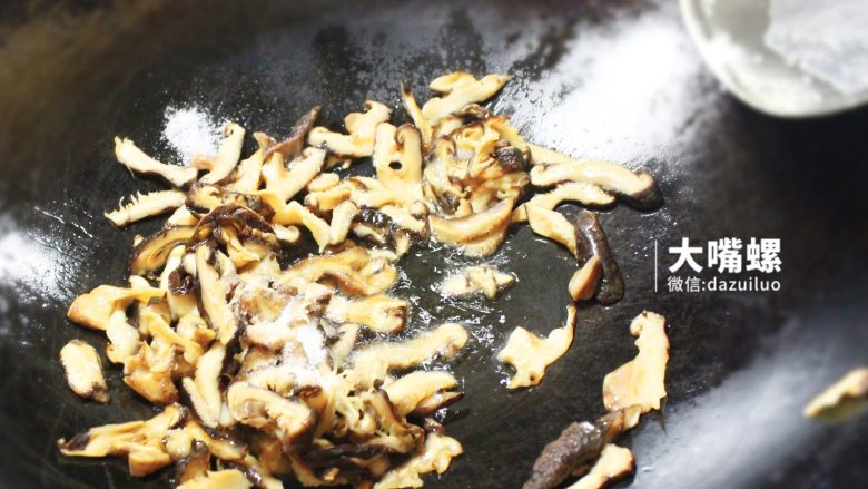 荷叶糯香排骨丨大嘴螺,热锅，下油，待油热至7分时放入香菇丝，放少许盐炒一会