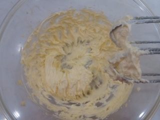 港式蛋挞,软化后的黄油加糖粉  盐 用打蛋器打至颜色变浅