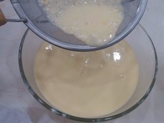 港式蛋挞,最后加入过筛的低粉拌匀，面糊过筛备用
