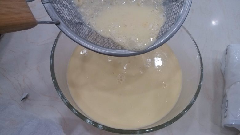 港式蛋挞,最后加入过筛的低粉拌匀，面糊过筛备用