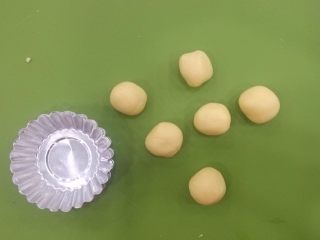 港式蛋挞,冷藏后的蛋挞皮分成大小均匀的小面团，分别放入蛋挞模中，用大拇指按压成贴合模子的薄片状