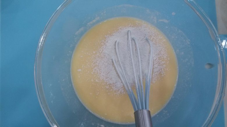 芒果千层蛋糕,加入过筛的低粉，拌匀