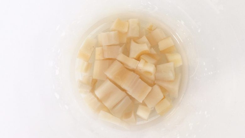 莲藕米糊—让宝宝食欲大增6M ,把蒸熟的莲藕切小块，放入搅拌机中，加少许温开水，淹没过食材即可。