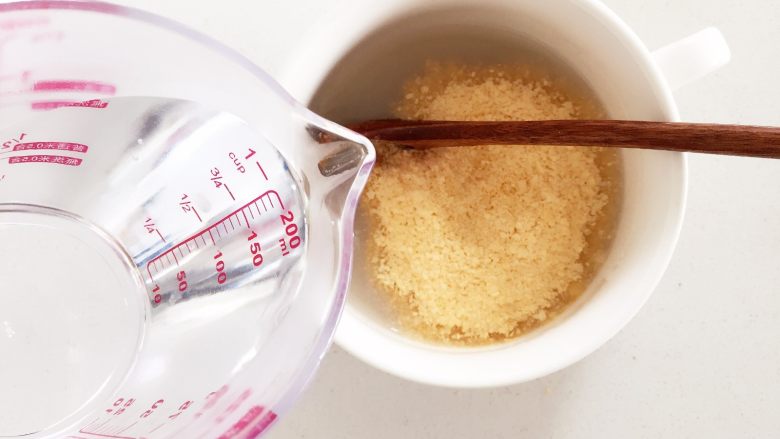 莲藕米糊—让宝宝食欲大增6M ,加入含铁配方米粉，然后加温开水冲调成稀糊状，边加温开水边搅拌。