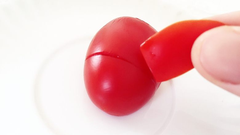 番茄小萌兔—小番茄的魔法大变身！,最后把兔耳朵插到切口里就完成啦