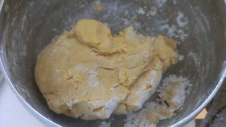 零难度--真正的纯手工芋圆,木薯粉的添加量只要揉到不湿手就可以了。