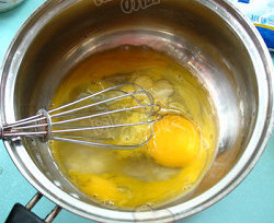 鸡蛋冰淇淋,鸡蛋用蛋抽打散，打到颜色变浅。