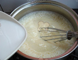 鸡蛋冰淇淋,等鸡蛋牛奶煮开后，加入用水调成的湿淀粉糊，再搅拌均匀