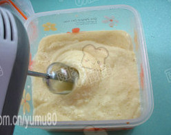 鸡蛋冰淇淋,盖盖入冰箱冷冻，约半小时后，拿出用电动打蛋器打一会儿，再冷冻。反复4-5次即可。