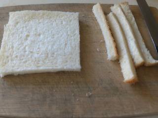 黑胡椒鸡蛋三明治,面包去四边。边留着可以做另一道美食。