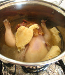 火腿浓汤煨子鸡,取锅一只，鸡，豆腐，火腿（连同蒸火腿的汁）入锅