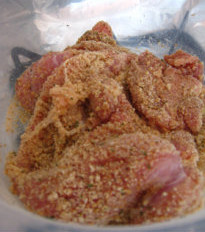 香煎猪排,面包粉中掺入盐，蒜粉；把拍松的猪排蘸上面包粉