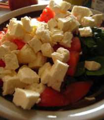 希腊菲达芝士沙拉,芝士切块，和菠菜，西红柿拌在一起