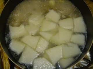 冬瓜汆丸子,丸子在锅里的样子就忘记拍了。中火煮１０分钟，下切好的冬瓜片。