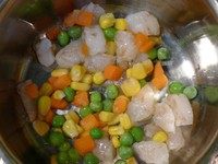 鲜虾蔬菜粥,锅中倒少许油，油热后将虾肉和蔬菜一起下锅翻炒几下
