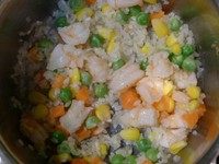鲜虾蔬菜粥,将洗净的米也下锅翻炒片刻