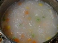 鲜虾蔬菜粥,水开后转小火，煮至米粒烂熟，粥粘稠