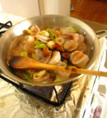 猴头菇鲜虾烧豆腐,把所有调料兑成调味汁倒入锅中