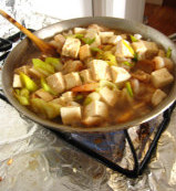 猴头菇鲜虾烧豆腐,加入豆腐，一碗水，煮开，小火炖5min