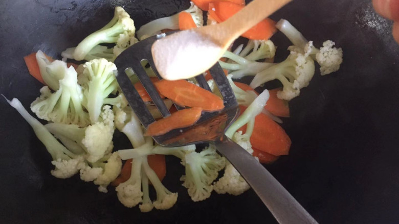 胡萝卜炒花菜,加入适量盐