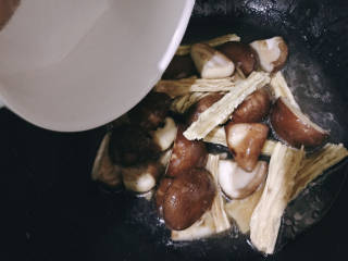 香菇肉片煲,加入适量温水
